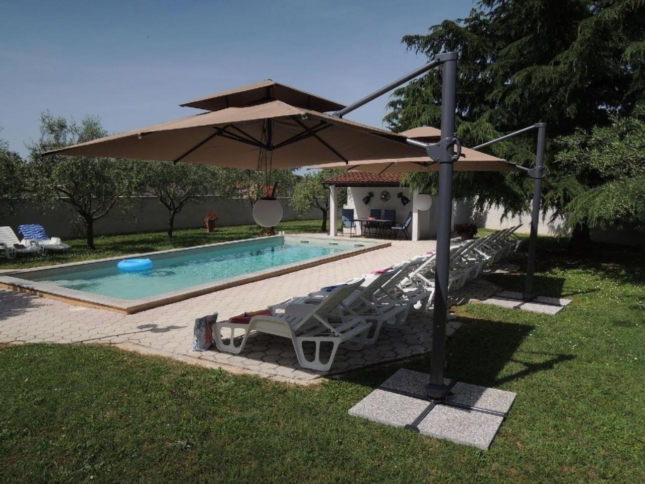 Dovolenkový dom Mit Pool Und Garten In *